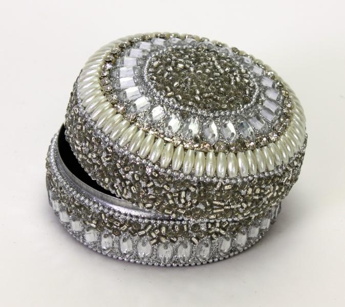  Schmuckdose perlenbesetzt 7,5x4 cm Creme / Silber von Werner Voss 